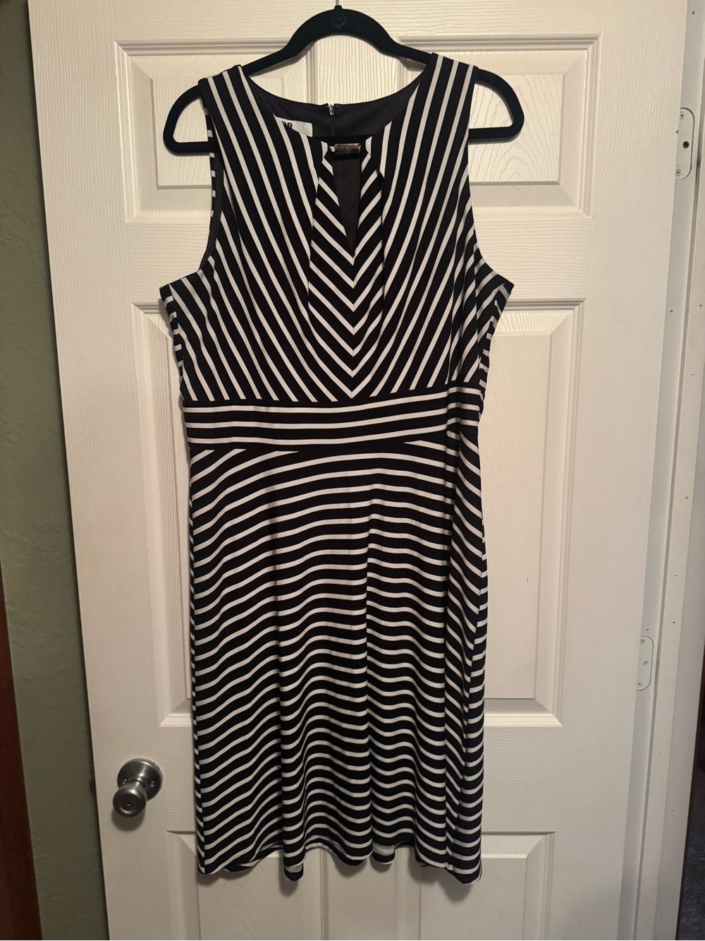 DR Collection Sz 18 Black and White Striped Midi Dress w/ pleated metal clasp
